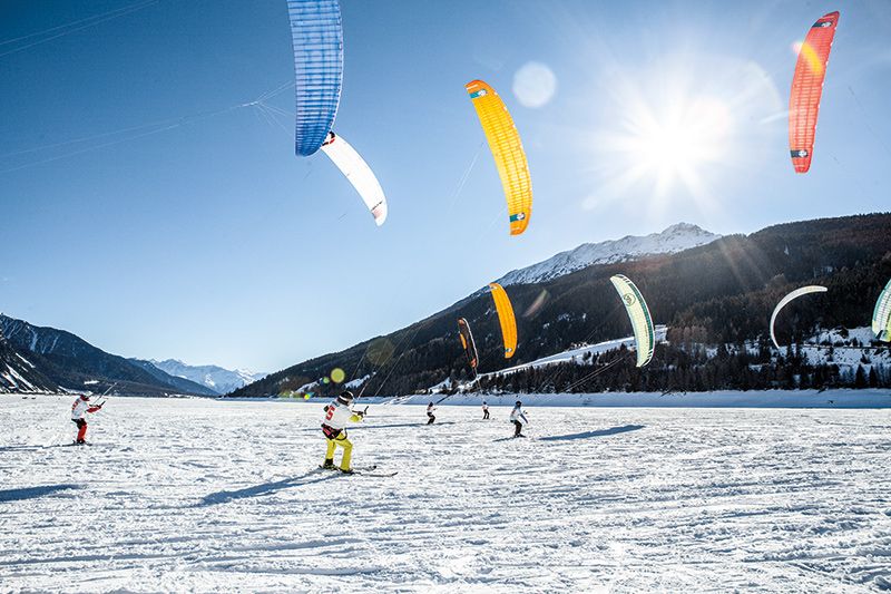 40 Rider waren am Reschensee am Start und verwandelten den Reschensee in ein buntes Drachenmeer.