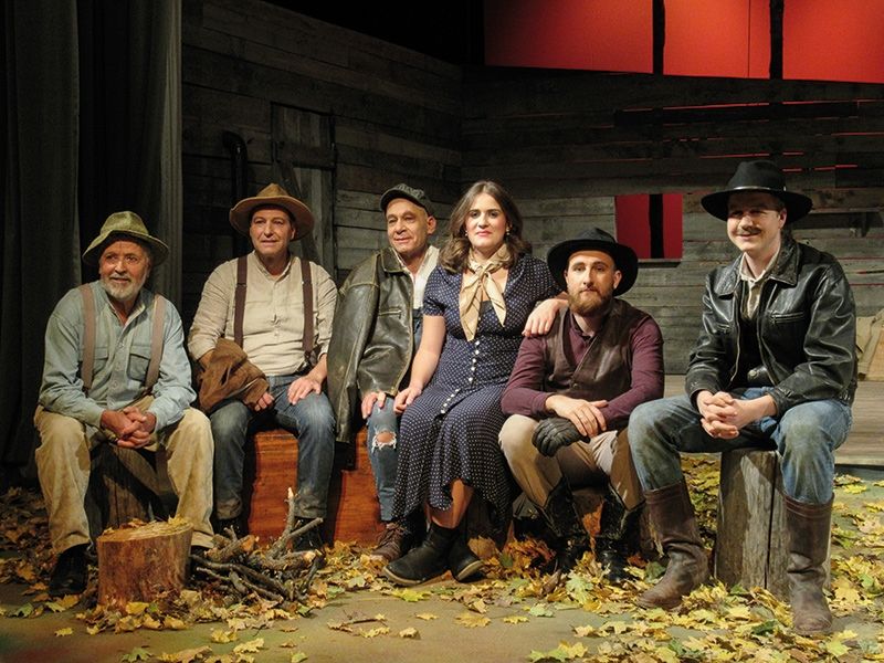 Unter der Regie von Daniel Clemente spielt der Theaterverein Schlanders vom 11.11. bis am 21.11. das Stück „Von Mäusen und Menschen“ v. l.: Karl Fleischmann (Candy), Hanspeter Plagg (George), Stefano Tarquini (Lennie), Mara Siller (die Frau von Curley), Hannes Rainalter (Curley), Hannes Telser (Slim)