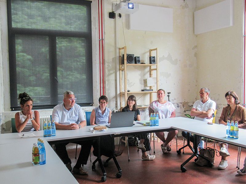 Bei der Abschlussveranstaltung des Projektes „MeWo - Mehr als Wohnen Vinschgau“ waren die Projektträger und Referent:innen anwesend: v.l. Karin Tschurtschenthaler, Dieter Pinggera, Barbara Wopfner, Johanna Mitterhofer, die Praktikantin Carolin Müller, Josef Günther Mair, Alexandra Pöder. Anwesend waren auch Verena Tröger, BMin von Laas und Mauro Dalla Barba, BM von Latsch.