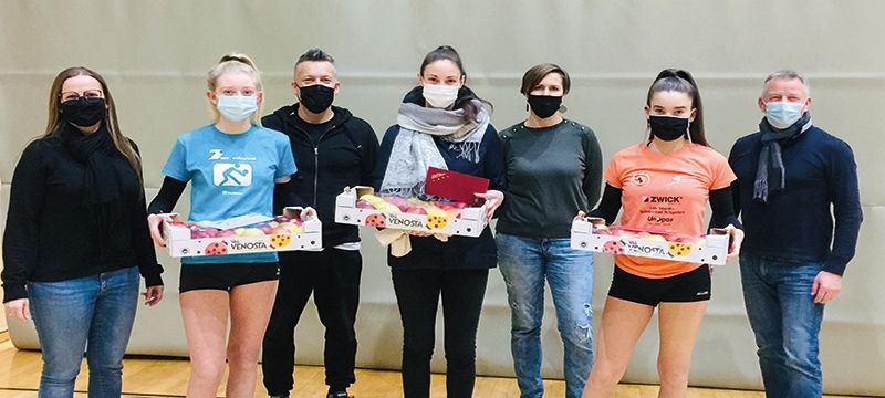 Der Ausschuss der Sektion Volleyball mit den Gewinnerinnen: Lisa, Kathi und Eva