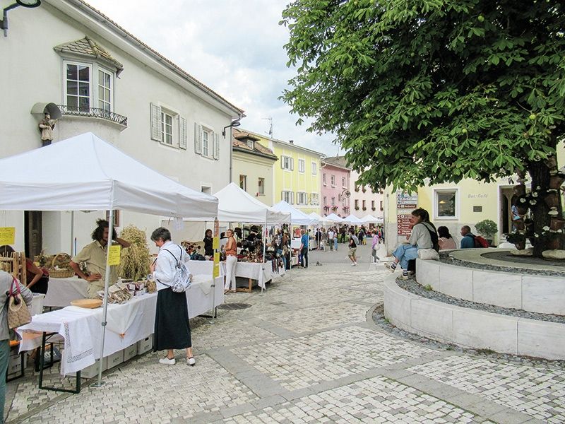 Zwei Ausstellungen und rund 30 Marktstände entlang der Hauptstraße waren wiederum die Hauptattraktionen vom Genuss- und Kulturfest Marmor & Marillen am 7. und 8. August 2021