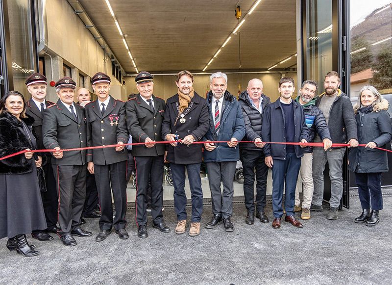 Feierliche Banddurchschneidung v. l.: Gemeindereferentin Astrid Pichler, Kommandant-Stellvertreter Tabland Günther Gamper, Bezirkspräsident Erhard Zuech, Bezirkspräsident-Stellvertreter Erwin Kuppelwieser, Kommandant Tabland Anton Geiser, Präsident Landesverband Feuerwehren Wolfram Gapp, Bürgermeister Zeno Christanell, Landtagspräsident Arnold Schuler, Gemeindereferent Helmut Müller, Architekt Markus Gerstgrasser, Gemeindereferent Florian Gruber, Vize-Bürgermeister Michael Ganthaler und Gemeindereferentin Barbara Pratzner.