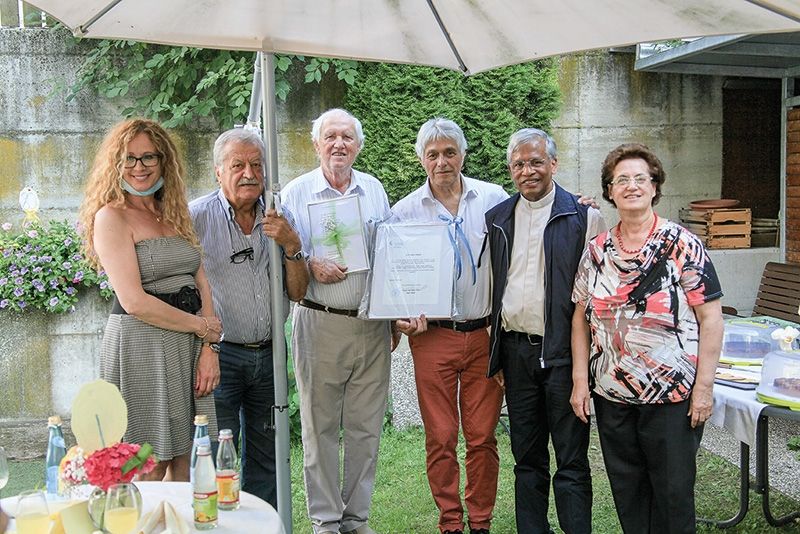Gelungene Überraschung v. l.: die Gemeindereferentin Dunja Tassiello, Renato Gallo, Leonardo Pellissetti, Pietro Zanolin, der Schlanderser Dekan Pater Mathew Kozhuppakalam und die Leiterin des UPAD-Schlanders Doretta Guerriero