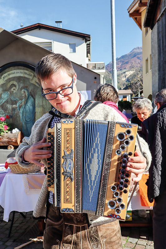 Felix Jörg erfreute die Gäste beim Kuchenverkauf für den Tierschutzverein Vinschgau