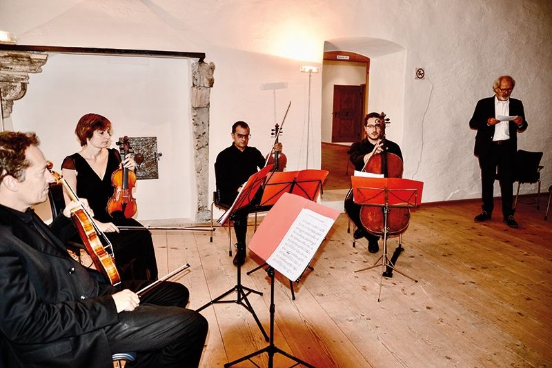 Gerold Tappeiner, der Präsident des Kuratorium Schloss Kastelbell stellte das Ensemble Amouage vor:  Andrea Ferroni (Violine), Ursula Mühlberger (Violine), Alexander Monteverde (Viola) und Matteo Bodini (Violoncello). 