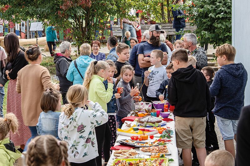 Die Eltern bringen allerhand Leckereien für das Buffet zum Schluss der Feier
