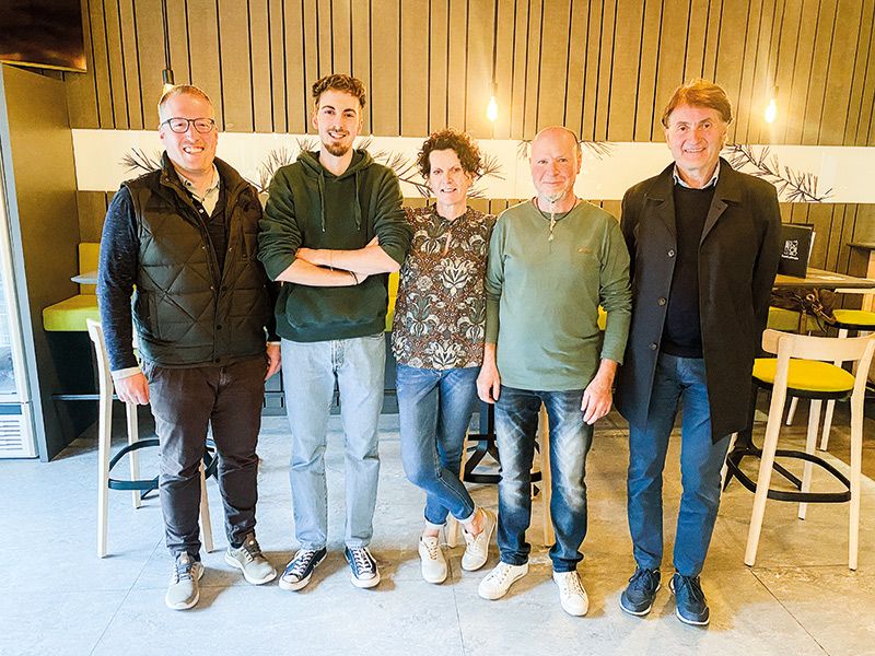 von links: HGV-Gebietsobmann Benjamin Raffeiner, die Wirtefamilie Adrian, Petra und Albin Weithaler sowie HGV-Verbandssekretär Helmuth Rainer.