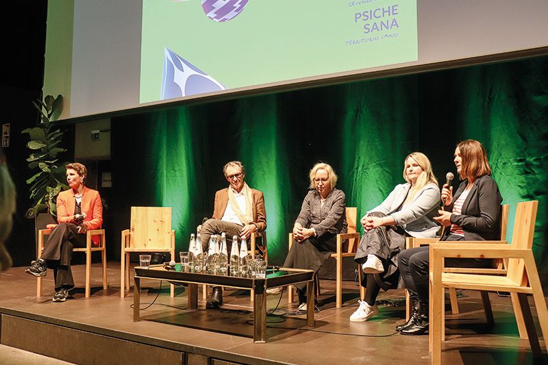 Gesunde Psyche - gesundes Land: Die Veranstaltungsreihe von der Sozialgenossenschaft IARTS und mitgetragen von verschiedenen Bezirksgemeinschaften soll Menschen berühren und etwas bewegen. Ziel ist es, Themen rund um die psychische Gesundheit begreif- und besprechbar zu machen. Für den Vinschgau wurde in der BASIS Venosta in Schlanders das Thema Essstörungen, ihre Herausforderungen und ihre Behandlung gewählt und von Betroffenen und Experten aus verschiedenen Blickwinkeln beleuchtet: v. l. Elke Kalser von INFES, Roger Pycha,stellvertretender Leiter des Südtiroler Netzwerks für Essstörungen, Psychiaterin Margit Coenen, die Psychotherapeutin Sigrid Götsch und Heidemarie Tschenett, Ernährungsberaterin, beide von der Ambulanz für Essstörungen.