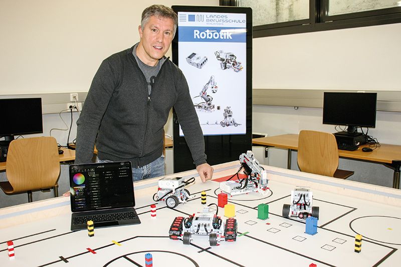 Peter Klotz, Fachlehrer für Metalltechnik an der Landesberufsschule Schlanders hat einen Übungsparcours ausgeklügelt, der einmalig in Südtirols Fachschulen ist. Schüler:innen können kleine Roboter im Maßstab 1 : 1 bauen, diese für spezielle Aufgaben programmieren und damit üben.