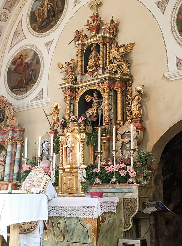 Der Hochaltar: Sowohl die Martinsstatue im Mittelschrein als auch die Mutter Gottes im oberen Schrein wurden von dem bekannten Barockbildhauer Gregor Schwenzengast gestaltet. Schwenzengast ist 1646 in Martell geboren und starb 1723 in Latsch, wo er eine Werkstatt unterhielt. Die zwei Engel links und rechts der Mutter Gottes tragen Helm und Bischhofsmütze, die kleineren Engel im oberen Gebälk tragen Schwert und Bischhofsstab. Die Engel, sie alle aus der Werkstatt von Gregor Schwenzengast, nehmen mit ihren Attributen Bezug auf den hl. Martin als Soldat der Kaiserlichen Garde und als Bischhof von Tours. Die Medaillon-Bilder über dem Hochaltar stellen Ereignisse aus dem Leben des Heiligen dar.