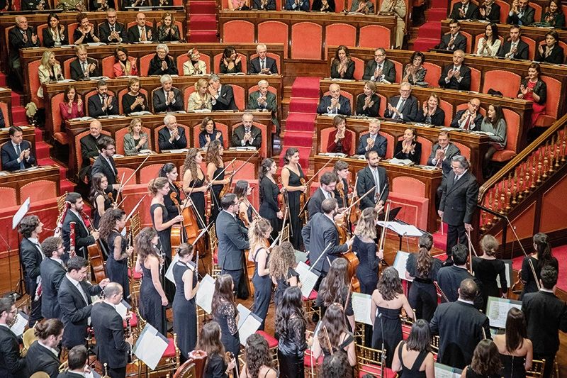 Matteo Bodini, Cellist aus Schlanders, spielte am 15. Dezember beim traditionellen Weihnachtskonzert mit dem Jugendorchester Luigi Cherubini unter der Leitung von Riccardo Muti in Anwesenheit des Staatspräsidenten Sergio Mattarella in der Aula des Senats in Rom.