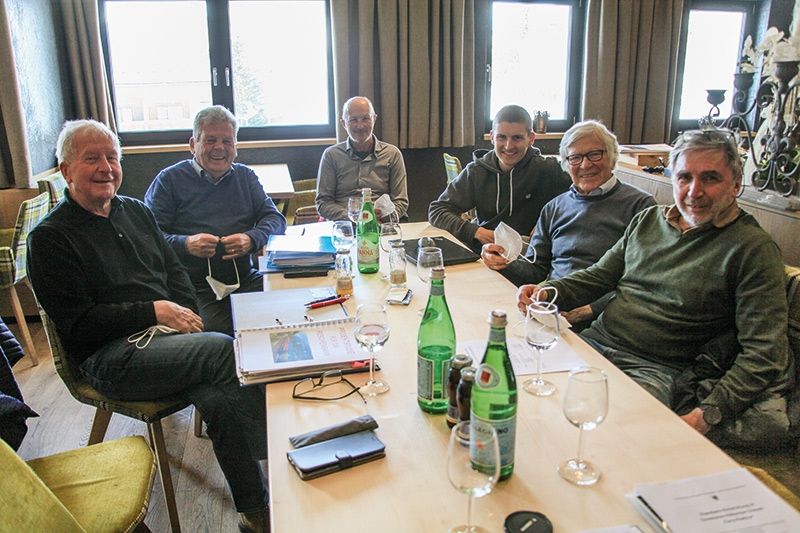 Die Initiativgruppe „Reschenbahn 2.0“ v.l: Hans Kröll, Siegfried Gohm, Franz Starjakob, Jakob Posch, Baldur Schweiger und Hans Öttl: „Die Reschenbahn ist notwendig und machbar. Man kann nicht das gesamte Oberland außen vor lassen.“