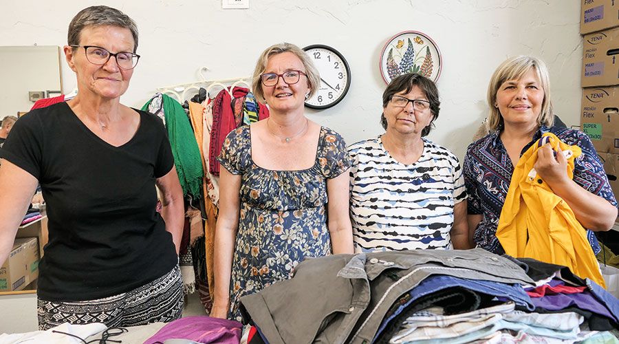 Freiwillige in der Kleider(tausch)kammer. v. l.: Giongo Maria, Veronika Weiss, Gerda Flora, Esther Bonora