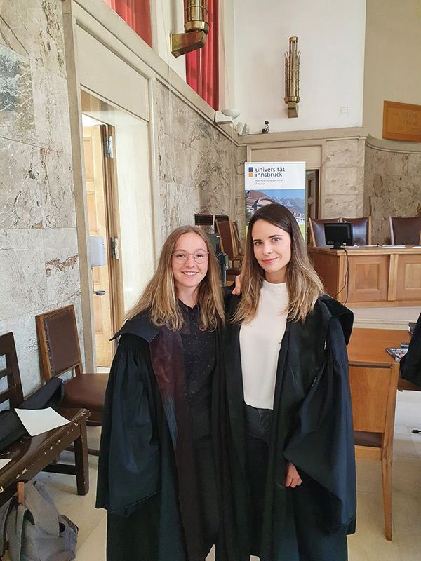 Die JUS-Studentinen überzeugten als Verteidigerinnen in Bozen. An der Universität Innsbruck wurden sie in die „Deans‘s List“ aufgenommen. v. l. Teresa Schwienbacher aus Ulten und Julia Niederl aus Prad