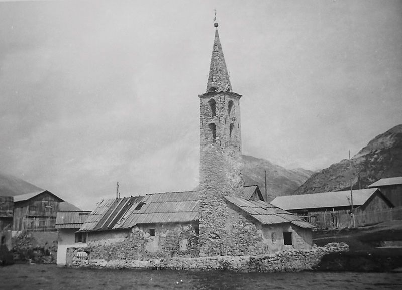 Ein historisches Foto der Kirche San Giacomo di Fraele und den umliegenden Gehöften vor der Seestauung um 1950.