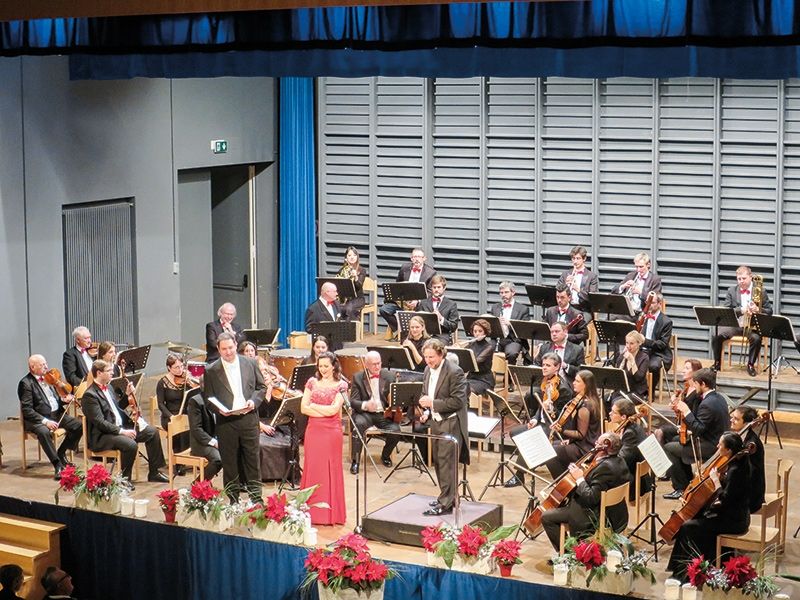 Das Neujahrskonzert in Schanders bestritt dieses Jahr die Russische Kammerphilharmonie St. Petersburg mit dem Dirigenten Juri Gilbo. Unter dem Programmtitel „Petersburger Schlittenfahrt“ begeisterten die 40 Musiker zusammen mit der Sopranistin Diana Darnea und dem Bass Igor Storozhenko das Publikum. Nach dem 2 ½ stündigen Konzert gab es einen kräftigen Applaus.