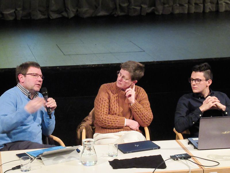 Andreas Platzer (links), Helga Salchegger und Alois Fundneider (rechts im Bild) informierten am 9. März über Neophyten in Südtirol.