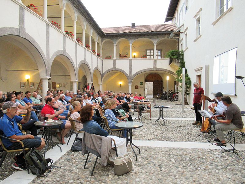 Roman Altstätter erzählte über seine Radreise von Ligurien nach Sizilien. Musikalisch begleitet wurde die Reise durch Gernot Niederfriniger (Harfe) und Maurizio Floridia (Gitarre).