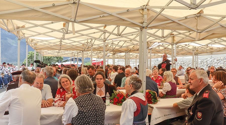 Zahlreiche Gäste kamen zur Einweihungsfeier des FF-Gerätehauses in Vetzan: zum einen, um zu gratulieren, zum anderen um Dank, Anerkennung und Respekt zu zollen