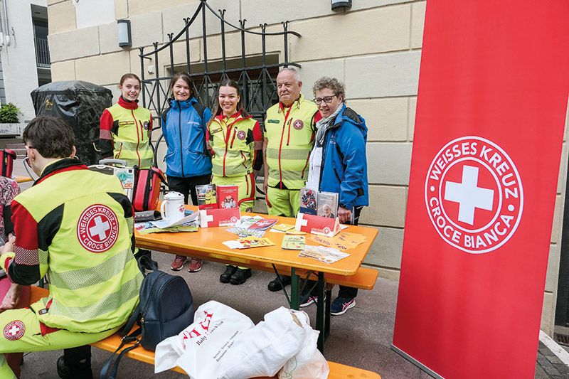 Sensibilisierungskampagne gegen Bluthochdruck in der Fußgängerzone in Schlanders v. l.: Josef Tappeiner bei der Blutdruckmessung, Lea  Tonezzer, Claudia Spechtenhauser, Viktoria Mitterrutzner, Franz Stuppner und Monika Spiss