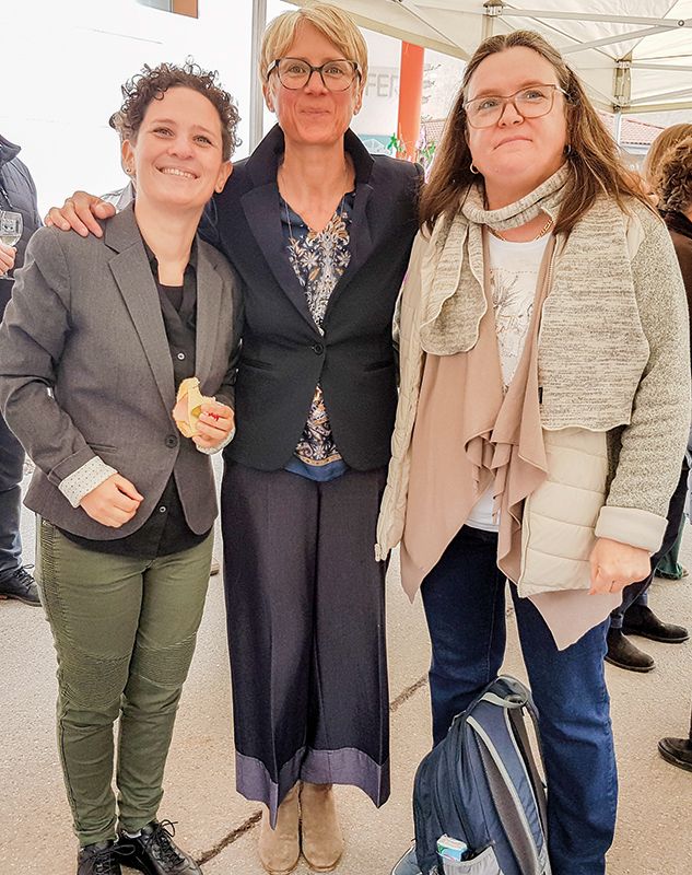 Museumsleiterin Maria Mayr (Mitte) mit Veronika Wellenzohn (r.) und Gebärdensprachdolmetscherin Julia Gamper (l.)