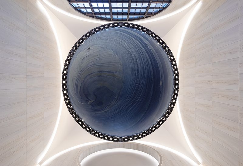 Kunstinstallation „Solid Sky“ umgeben von Laaser Marmor