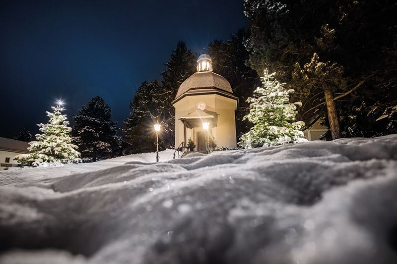 Die Sankt-Nikolaus-Kirche in Oberndorf, in der „Stille Nacht“ 1818 erstmals ertönte, musste einst wegen Hochwassers abgerissen werden. Heute steht an ihrer Stelle diese Kapelle. Die Grundsteinlegung erfolgte 1924 im Zuge der verspäteten Feier des Jubiläums „100 Jahre Stille Nacht, Heilige Nacht“.