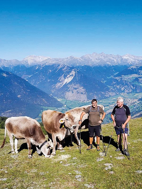 Raimund Pali (links) hütete heuer zum dritten Mal in Folge die Jungrinder auf der „Außeren Alm“. Hie und da begleitete ihn sein „Kleinhirte“ Franz Sapelza (rechts) bei den Rundgängen.