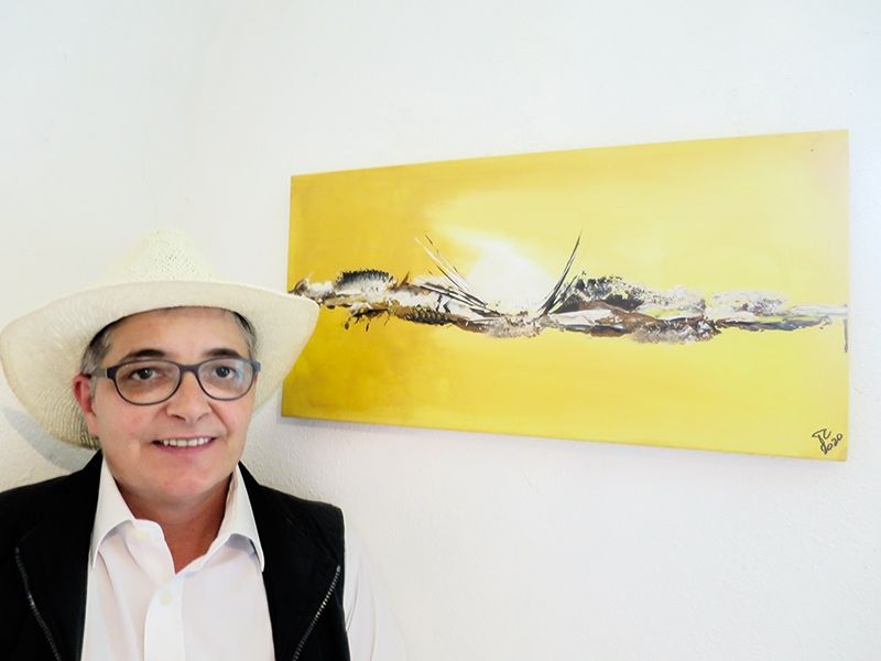 Christl Thoma, aufgewachsen in Stilfserbrücke, präsentiert erstmals ihre farbenfrohen Bilder im Kulturgasthaus Tschenglsburg. Bis am 15. November sind die Bilder dort zu sehen. 