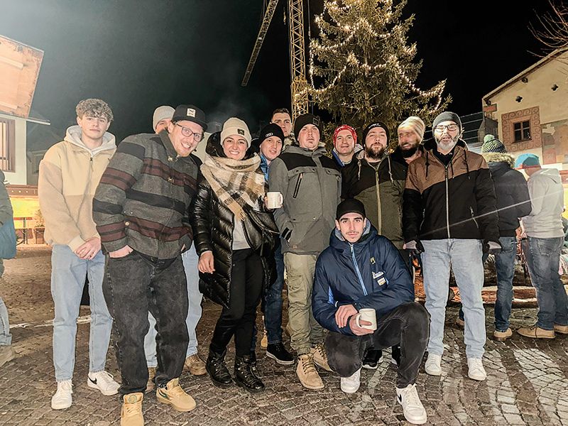 Mitglieder des Beachkomitees auf dem Weihnachtsmarkt auf dem Schludernser Rathausplatz nach der Spendenübergabe