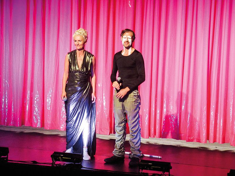 Mit „Ödipus“ wurde die Theatersaison des Südtiroler Kulturinstituts in Schlanders eröffnet. V. l. Bettina Engelhardt als Iokaste und Florian Claudius Steffens als Ödipus