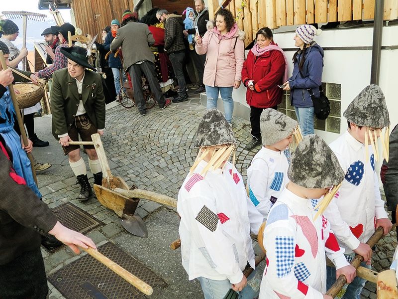 Bunt, laut und lebendig geht es zu beim Pfluagziachn in Stilfs.