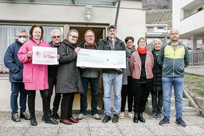 Vor dem KVW-Sitz in Schluderns : v. l. Claudio Grenzi, Ornella Bortolotti (beide im Vorstand des neuen Vereins), Fabio Maestrelli (Sekretär), Anna Maria Saviolo (Präsidentin), Egon Blaas (Kassier im Verein und Ortsvorsitzender KVW Schluderns), Joachim Pircher (Obmann der Kaufleute Schluderns), Christine Prantl (Kassiererin KVW ), Eleonora Egua (Vorstandsmitglied im neuen Verein), Gertraud Weisenhorn (Seniorenvertreterin KVW Schluderns) und Bernd Stocker ( Vize Vorsitzender KVW Schluderns)