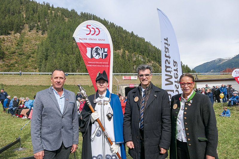Beim traditionellen Erntedankfest am 6. Oktober in Valchava gab es auch einen Bundstag mit Ansprachen der Gemeindepräsidentin Gabriella Binkert Becchetti, Regierungsrat Marcus Caduff und Grossrat Rico Lamprecht (links im Bild) Oben: Wappen des Kantons Graubünden