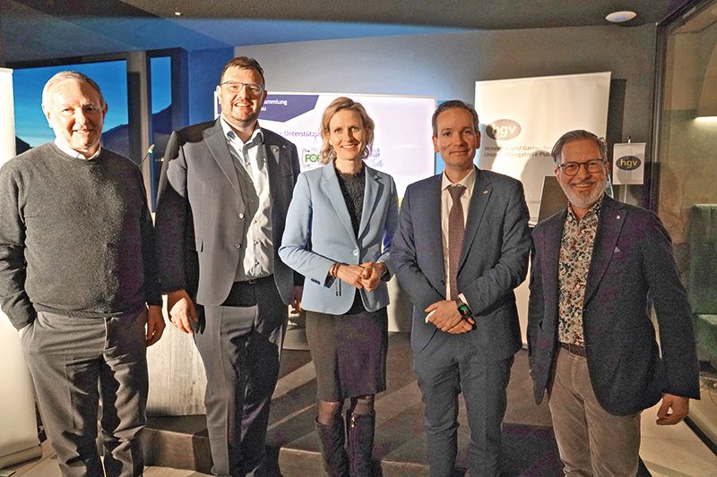 v. l.: HGV-Präsident Manfred Pinzger, HGV-Bezirksobmann Hansi Pichler, Bettina Schmid, HGV-Vizedirektor Raffael Mooswalder sowie Referent Adrian Stalder.