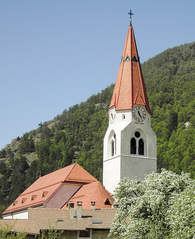 Blick auf die Pfarrkirche St. Lucius, welche 1910 geweiht wurde