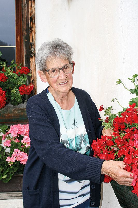 Nirvana Buratti Thöni, Jg. 1944, geboren in Bozen kam als Sechsjährige nach Zerkaser in Langtaufers. Liebevoll kümmert sie sich täglich um ihre Blumen und um ihre Hühner. Von ihrer Herkunftsfamilie erfuhr sie erst im Laufe der Jahre einige Details.