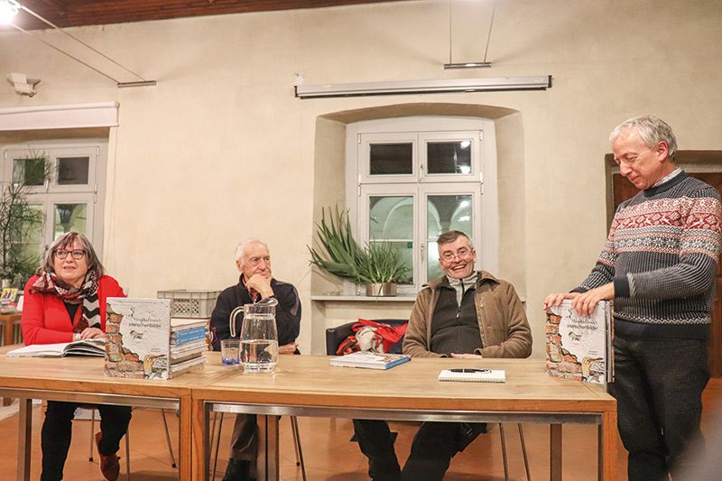 v.l: Magdalena Dietl Sapelza, Hans und Ulrich Wielander und Moderator Martin Trafoier bei der Buchvorstellung in der Bibliothek Schlandersburg