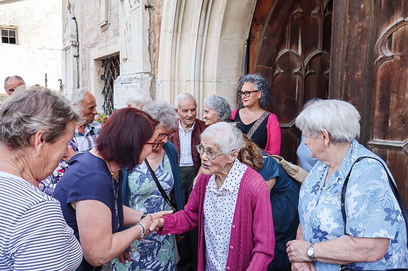 Antonia Niederfriniger Kurz, genannt „Touna“ nimmt nach dem Festgottesdienst in der Tschengelser Pfarrkirche die Glückwünsche der zahlreichen Gratulantinnen und Gratulanten entgegen