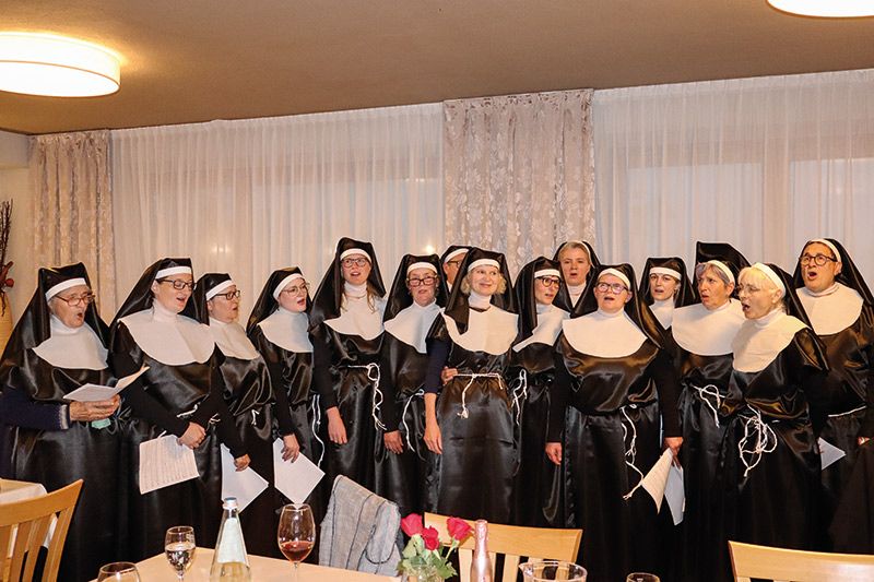 Beeindruckender Auftritt der  Eyrser Sängerinnen und Sänger als „Sister Act Nonnen“ 