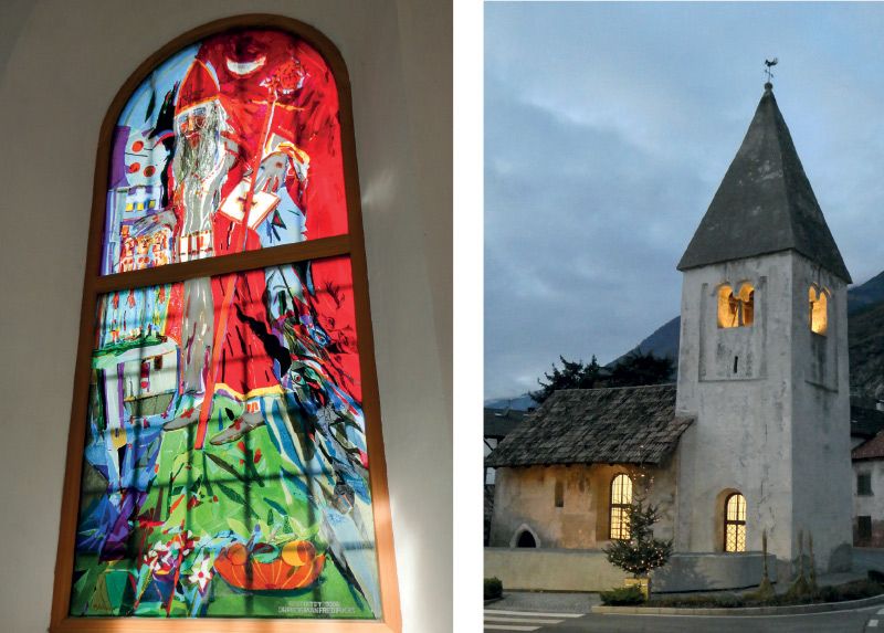 Die St. Nikolauskirche in Latsch und das Glasfenster von Robert Scherer gestiftet 2008 von Prof. Manfred Fuchs (Raumfahrtingenieur), Ehrenbürger der Gemeinde Latsch