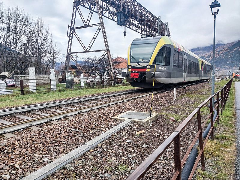 Der Vinschger Zug am Laaser Bahnhof unter dem historischen Marmorkran.