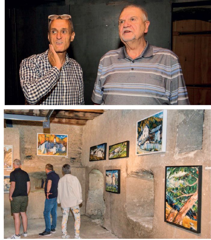Das alte Mauerwerk mit sichtbarem Gebälk im revitalisierten Klausenturm bilden den idealen Hintergrund für Thöni’s Werke. Walter Thöni und Hermann Klapeer begutachten von richtiger Entfernung zufrieden die ausgestellten Bilder.