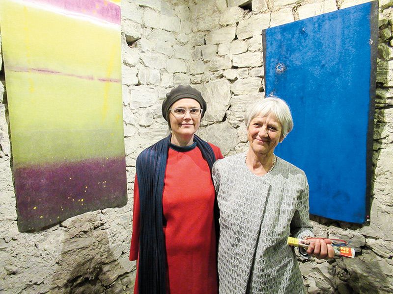 Die Ausstellung in der Bibliothek Schlandersburng ist wie eine Einladung zum Innehalten, Schauen und Spüren. V. l. Sonja Steger und Margit Nagler Lanzendörfer
