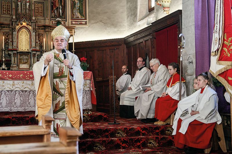 Exzellenz Bischof Ivo Muser in der Pfarrkirche von Burgeis mit dem Patrozinium Marä Empfängnis am 8. Dezember 2022