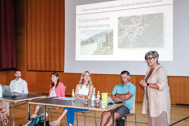 v. l. Harald Reiterer, Dagmar Trafoier (beide STA Green Mobility), Silvia Ratschiller (Kindergarten Pädagogin), Marco Basso (Leiter der Schulstelle Taufers i. M.), BMin Roselinde Gunsch Koch