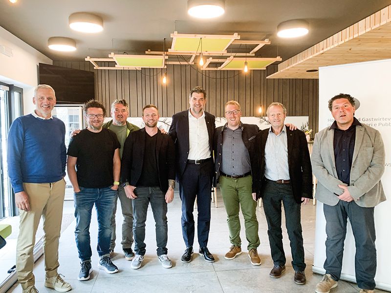 v. l.: Stefan Hütter, Dietmar Weithaler, Skischulleiter Stefano Zerpelloni, Matthias Gamper, LA Helmut Tauber, HGV-Ortsobmann Benjamin Raffeiner, BM Karl Josef Rainer und Tourismusvereinspräsident Walter Zerpelloni.