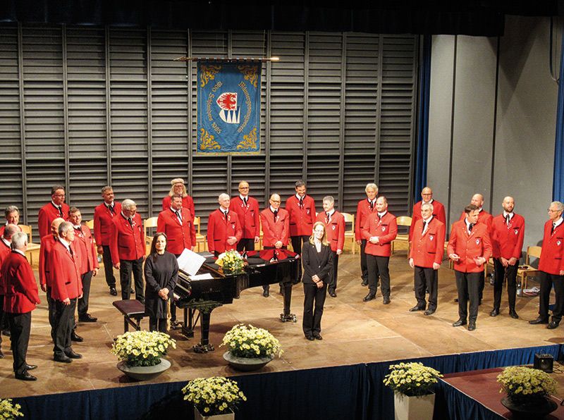 Am 7. Mai konnte der Männergesangsverein unter der bewährten Leitung von Sibylle Pichler im Kulturhaus Schlanders wieder auftreten. Am Klavier begleitet wurde der Chor von Andrijana Radivojevic Wilhalm. Als Gastgruppe trat das „Sunny Duo“ mit Lena Savina und Tim Taller auf.