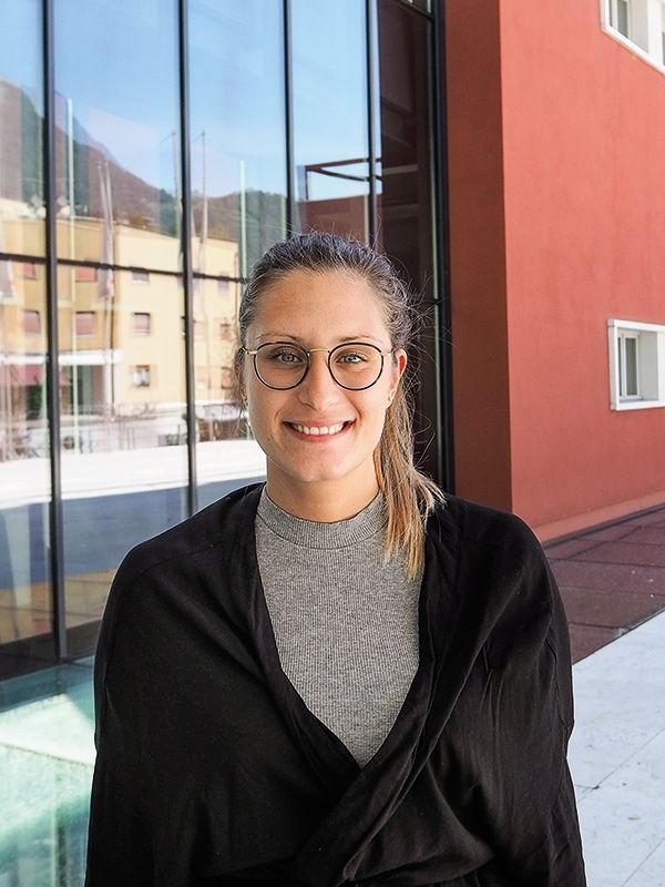Daria Habicher, geboren 1993, aufgewachsen in Prad, Bachelorstudium in Politikwissenschaft an der Hauptuniversität in Wien und an der Universität Bergen (Norwegen), anschließend Masterstudium in Sozioökonomie mit Schwerpunkt Nachhaltigkeit an der Wirtschaftsuniversität Wien. Derzeit Forscherin am Center for Advanced Studies von Eurac Research in Bozen, Projektleiterin von „Denkanstoß Covid-19 - Zukunftsszenarien für ein nachhaltiges Südtirol 2030+“ und Co-Projektleiterin des EFRE-Forschungsprojekts „Tiny FOP MOB – ein rollendes Reallabor aus Holz und Hanf auf dem Weg durch den Vinschgau“. Neben der Forschungstätigkeit ist Daria Habicher Tauchlehrerin und gibt regelmäßig Kurse und Trainings in Schlanders, Latsch und auf der Insel Elba. Nähere Informationen unter: https://dariahabicher.com/