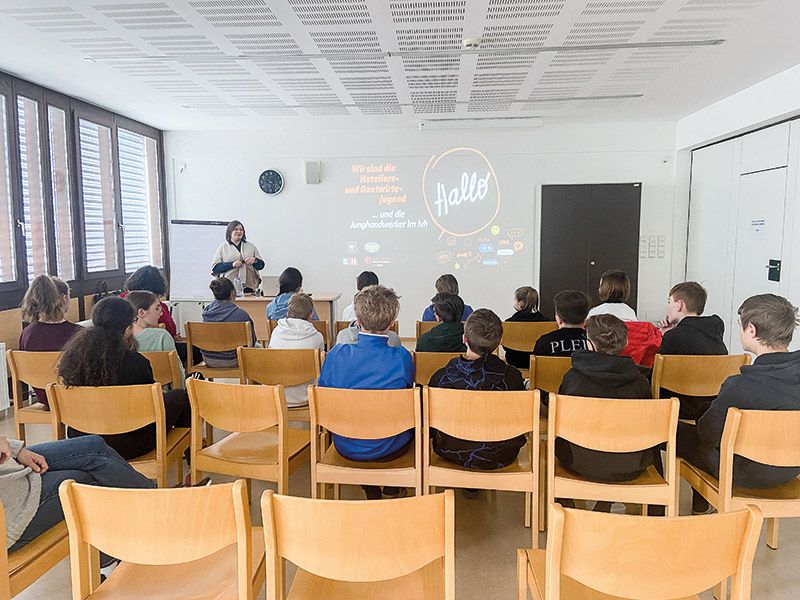 Schülerinnen und Schüler der Mittelschule Latsch bei dem interaktiven Vortrag. 